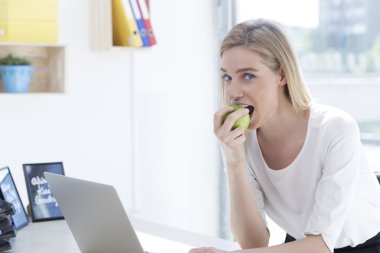 Sağlıklı snack, yeme apple sahip iş kadını