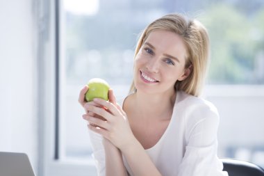 iş kadını yeme elma
