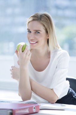 Sağlıklı snack, yeme apple sahip iş kadını