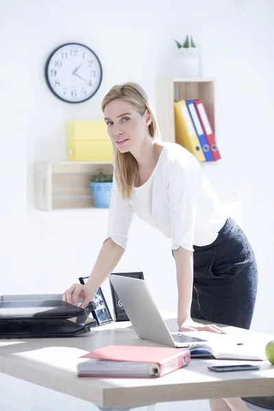 Красива молода бізнес-леді в офісі — стокове фото
