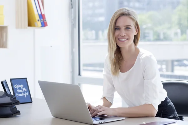 Hermosa joven mujer de negocios en la oficina —  Fotos de Stock