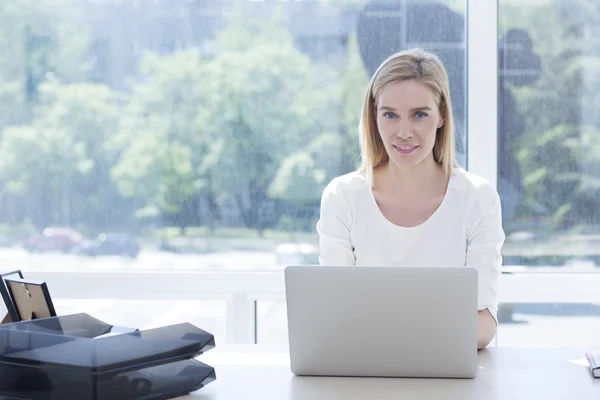 Schöne junge Geschäftsfrau im Büro — Stockfoto