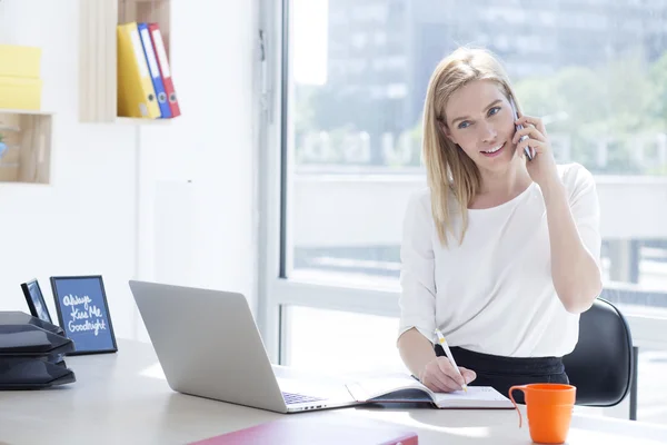 Empresária no escritório falando por telefone — Fotografia de Stock