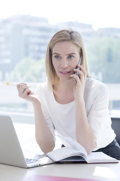 Empresária no escritório falando por telefone — Fotografia de Stock