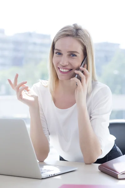 Empresária no escritório falando por telefone — Fotografia de Stock