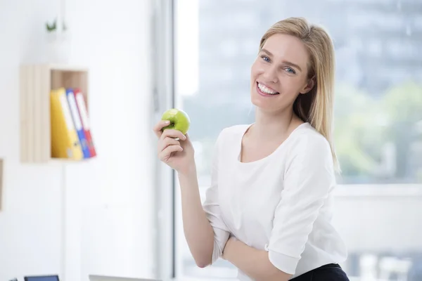 Affärskvinna äta äpple — Stockfoto