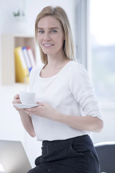 Donna d'affari in ufficio che beve caffè — Foto Stock
