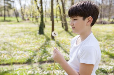 küçük çocuk üfleme karahindiba