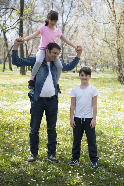 Отец с детьми в парке — стоковое фото