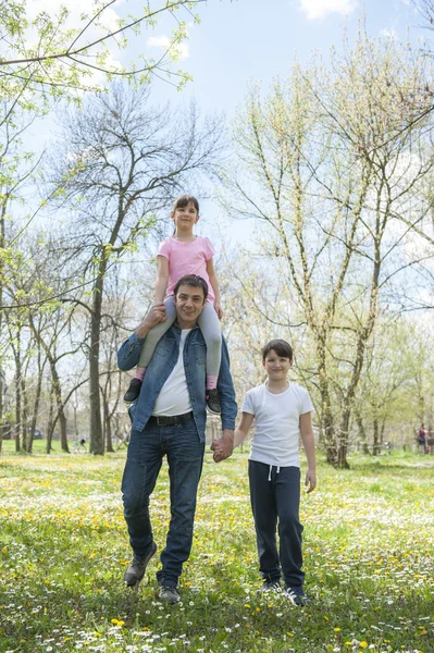 Pappa med barn i park — Stockfoto