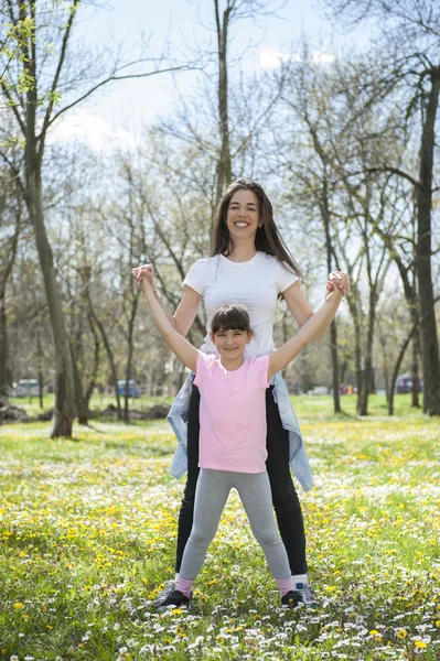 Mamma med dotter i park — Stockfoto