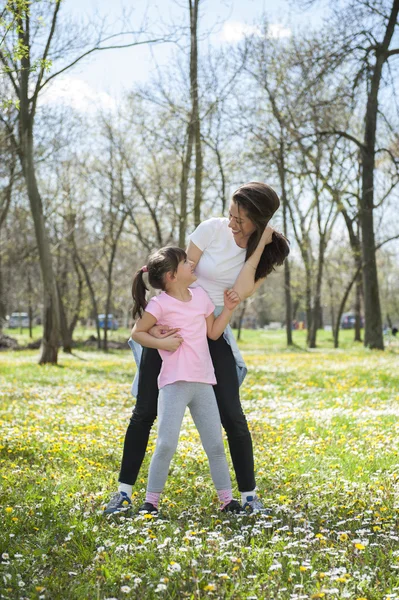 Mère avec fille dans le parc — Photo