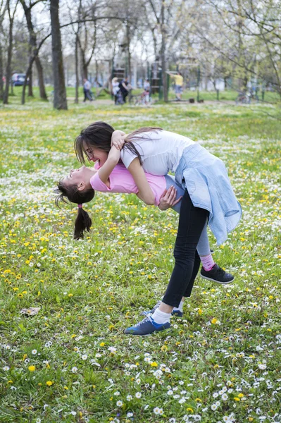 Madre con figlia nel parco — Foto Stock