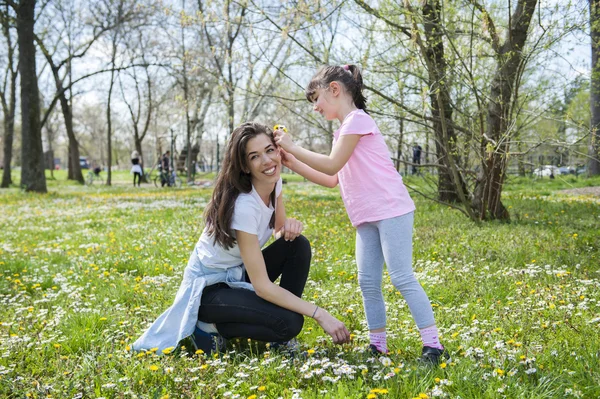 Mutter mit Tochter im Park — Stockfoto