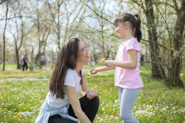 Mutter mit Tochter im Park — Stockfoto