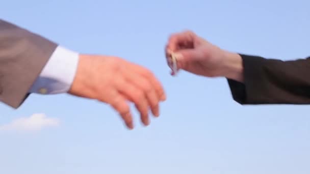 Närbild på hand ta emot nyckeln och handslag mellan man och kvinna — Stockvideo