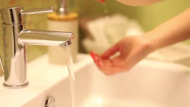 Πλύσιμο των χεριών στην περιοχή βρύση, γυναίκα να πλένετε τα χέρια — Αρχείο Βίντεο