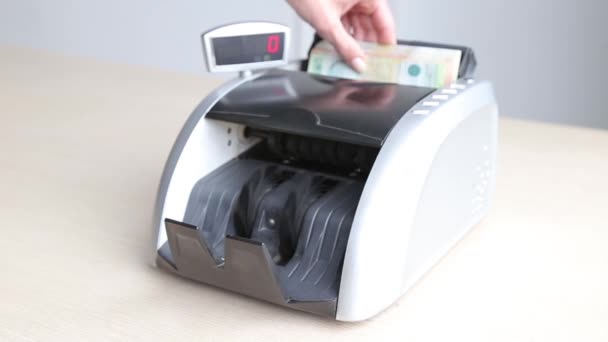 Bearbeitung von Rechnungen mit elektronischem Geld — Stockvideo