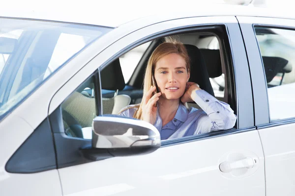 Vrouw praten over telefoon in auto — Zdjęcie stockowe