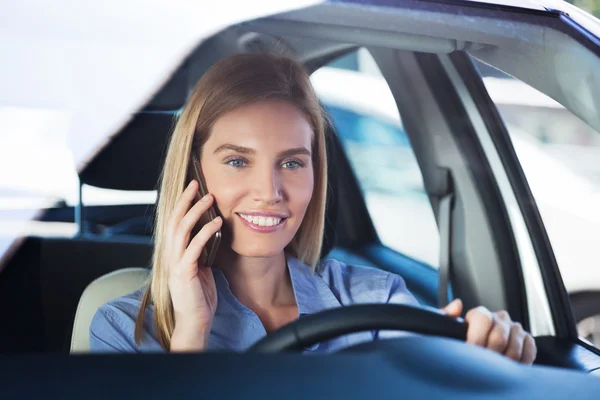 Nő beszél telefonon autó — Stock Fotó