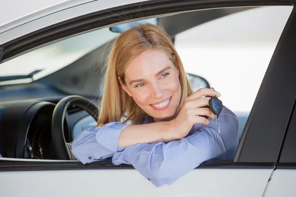 Mulher no carro segurando chave do carro — Fotografia de Stock
