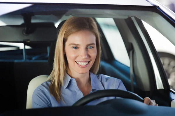 若い女性が車の中で — ストック写真