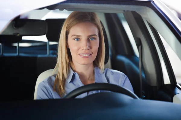 若い女性が車の中で — ストック写真