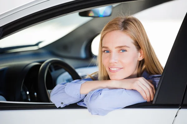 若い女性が車の中で — ストック写真