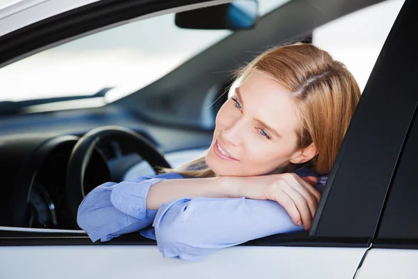 Jonge vrouw zittend in auto — Stockfoto