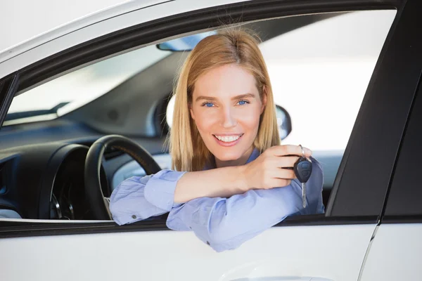 Kvinna i bil holding bilnyckel — Stockfoto