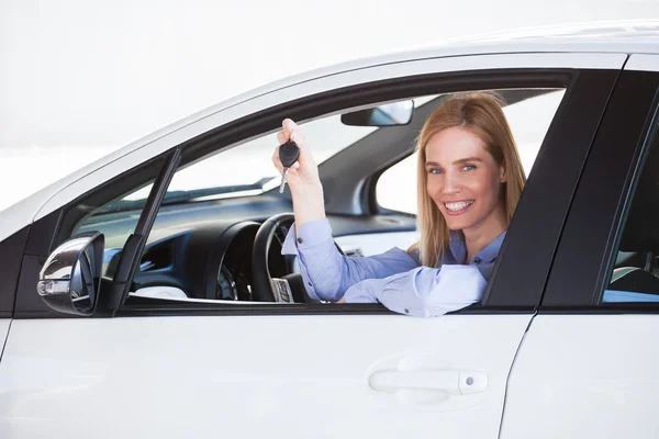 Nő, az autó gazdaság autó kulcs — Stock Fotó