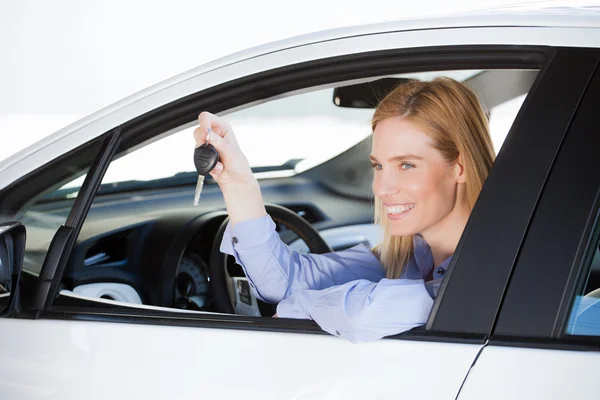 Žena v autě drží klíč od auta — Stock fotografie