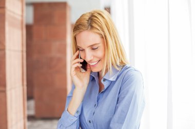 İş kadını telefonda konuşuyor.