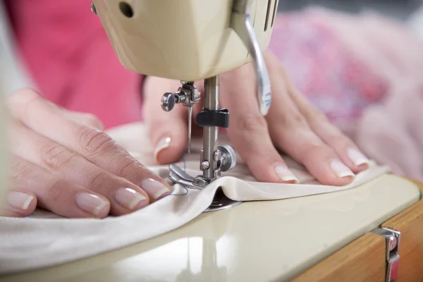 Proceso de costura - Las manos de las mujeres detrás de su máquina de coser — Foto de Stock