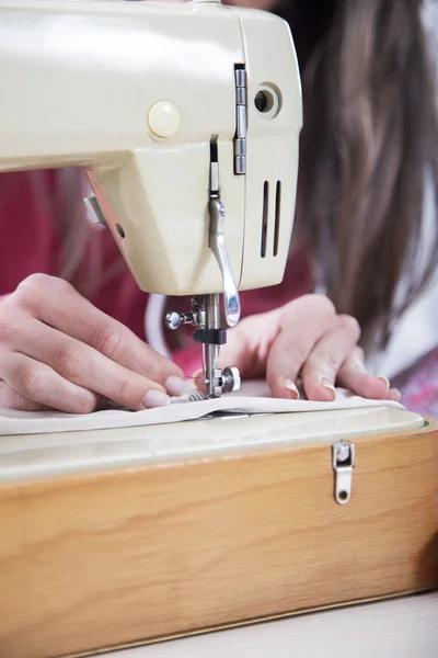 Процесс шитья - женские руки за швейной машинкой — стоковое фото