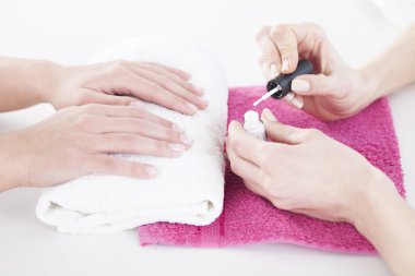 Parmak çivi için beyaz tırnak vernik uygulama kadın. Manikür