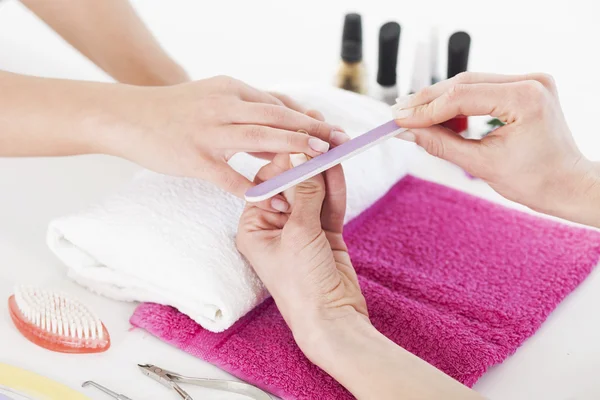 Donna che riceve manicure — Foto Stock