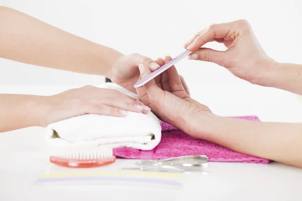 Mujer recibiendo manicura —  Fotos de Stock