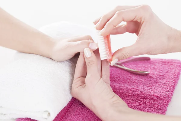 Mujer recibiendo manicura —  Fotos de Stock