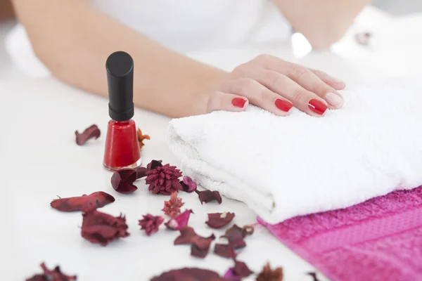 Vrouw rode nagel lak toe te passen op vinger nagels. — Stockfoto