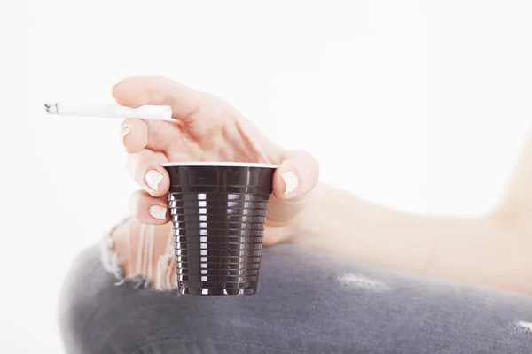 La mano della donna tiene la sigaretta su sfondo bianco . — Foto Stock