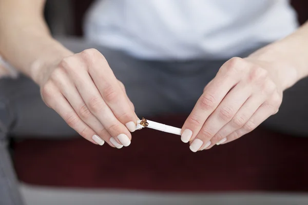 Close up de mãos de mulher com cigarro quebrado. Pare de fumar conc — Fotografia de Stock