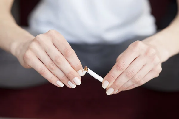 Primo piano di mani di donna con sigaretta rotta. Smettere di fumare conc — Foto Stock