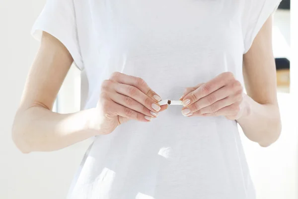 Close up of woman hands with broken cigarette. Stop smoking conc — Stock Photo, Image