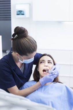 dişçi ofisinde kadın hastaya