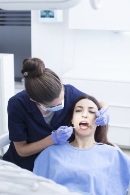 dişçi ofisinde kadın hastaya