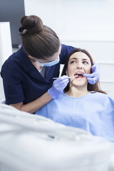 Dişçi ofisinde kadın hastaya — Stok fotoğraf