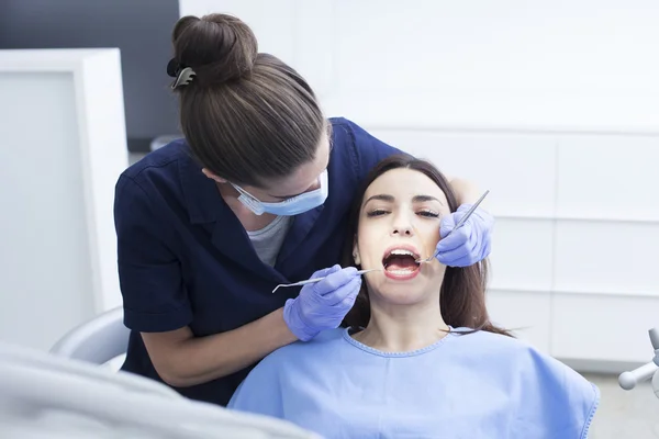 Γυναίκα ασθενή σε οδοντίατρο του γραφείου — Φωτογραφία Αρχείου