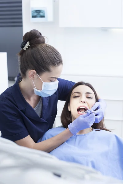 歯科医院で歯の治療を持っている美しい女性患者 — ストック写真