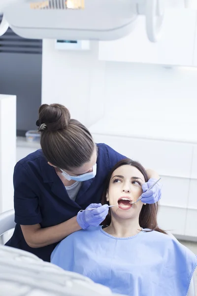 Пациентка в кабинете стоматолога — стоковое фото